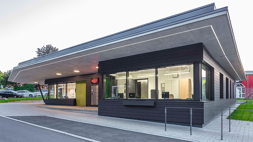 Gesicherter Eingangsbereich einer militärischen Liegenschaft mit Zugangskontrolle