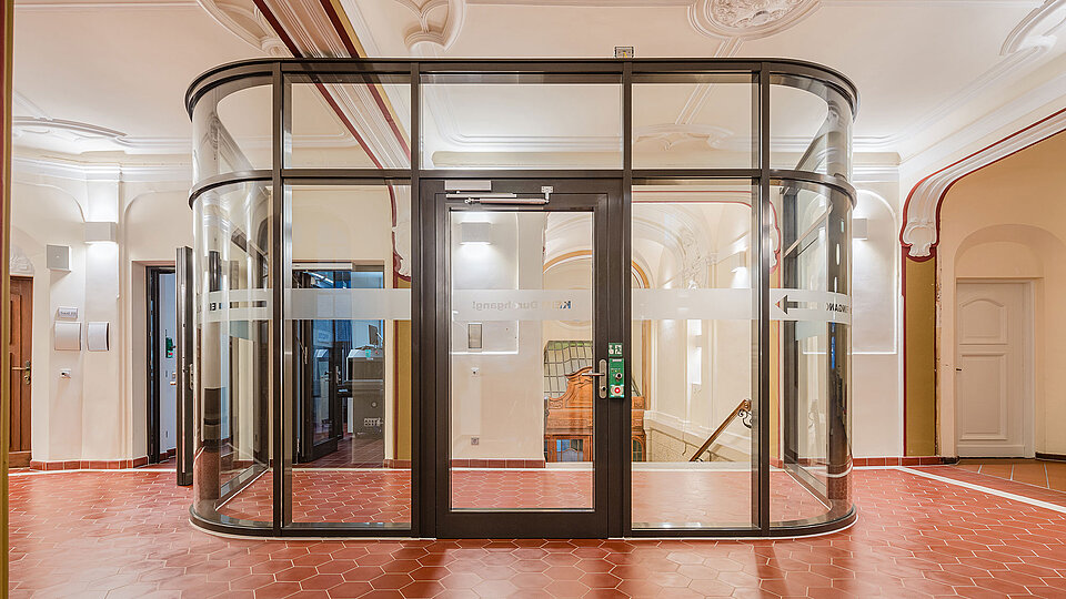 Sicherheitsschleuse in einem Gerichtsgebäude mit Zugangskontrolle und Schleusentüren