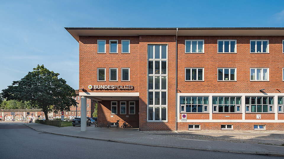 Außenansicht eines Polizeireviers in Norddeutschland mit verstärkten Sicherheitsfenstern