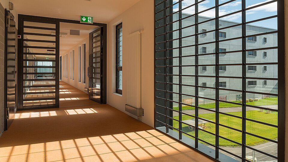 Flurabschlusstür in einer Justizvollzugsanstalt, hochsichere Arrestzellentür