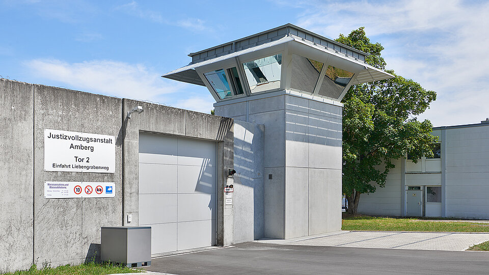 Wachturmkanzel einer Justizvollzugsanstalt mit Sicherheitsverglasung