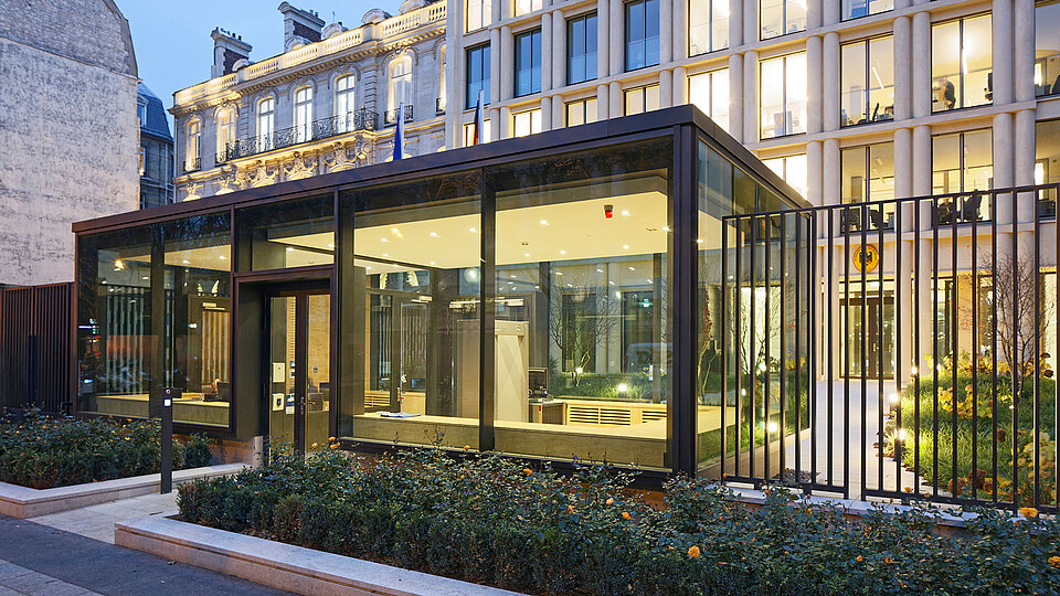 Wachhaus der Deutschen Botschaft in Paris mit gesichertem Zugang