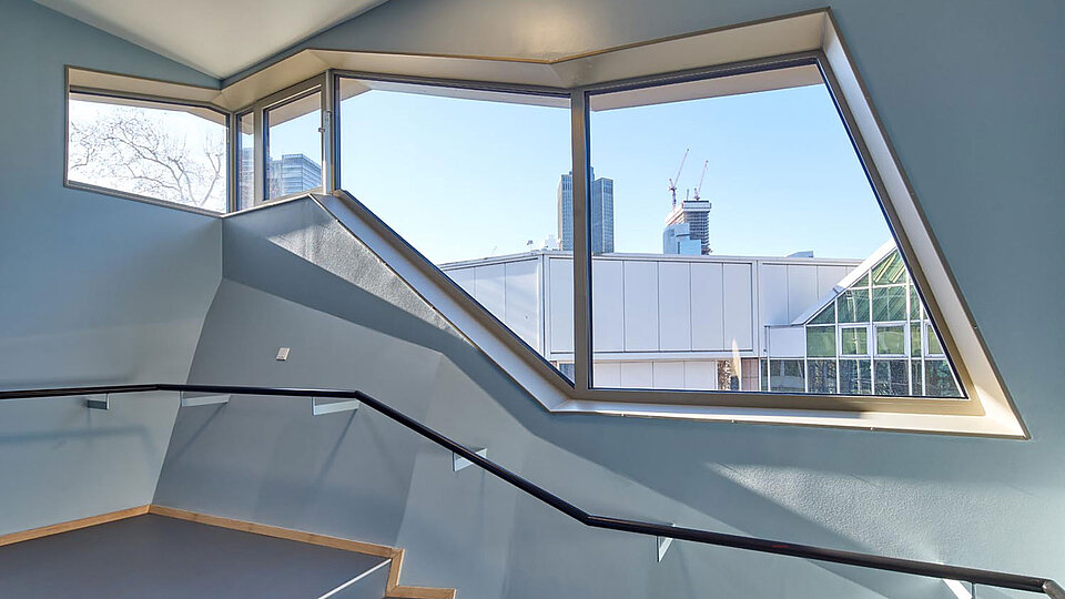 Hochabgesichertes Fenster eines Schulgebäudes mit Schutz vor Einbruch oder Durchschuss