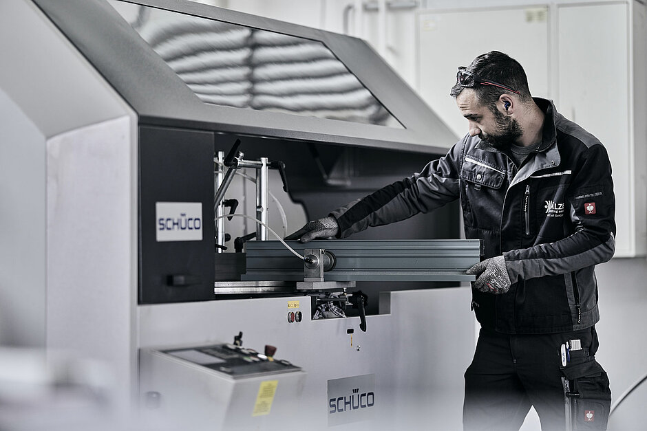 Sälzer Mitarbeiter bei der Metallbearbeitung an einer Schüco Maschnine