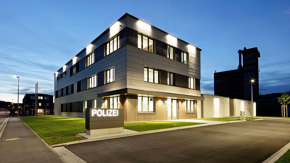 Polizeistation in Deutschland mit gesicherten Fenstern und Türen