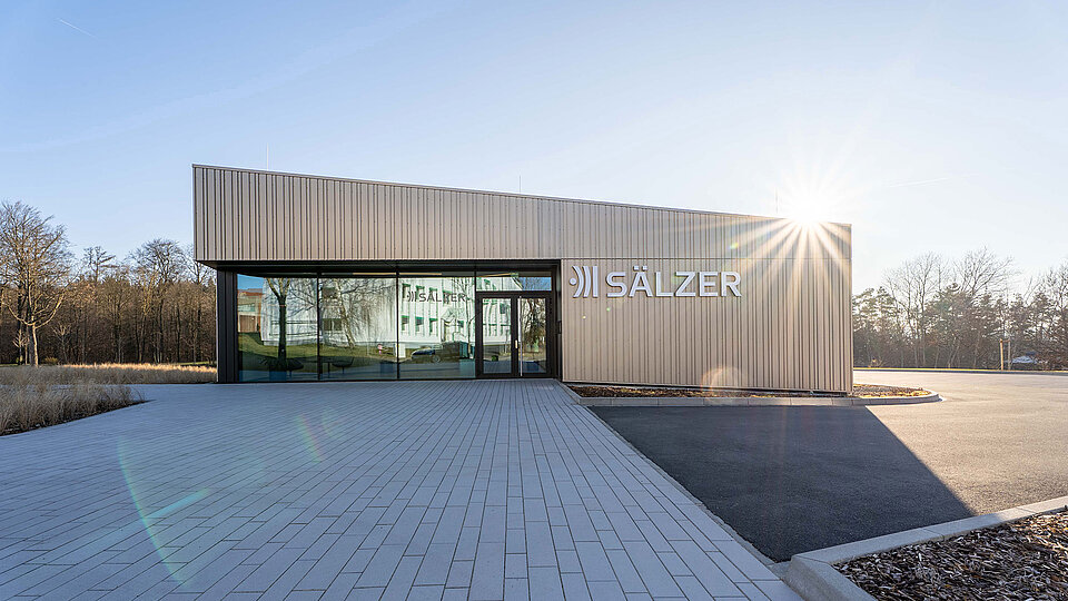 Außenansicht des SÄLZER Kompetenzzentrums in Marburg mit Sicherheitsfassade