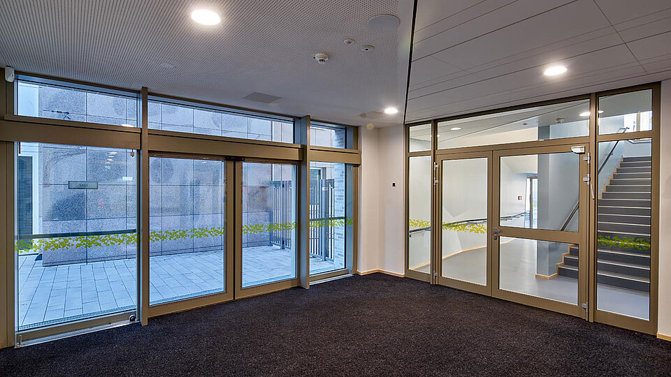 Gesicherter Haupteingang eines Schulgebäudes mit SÄLZER Sicherheitstür