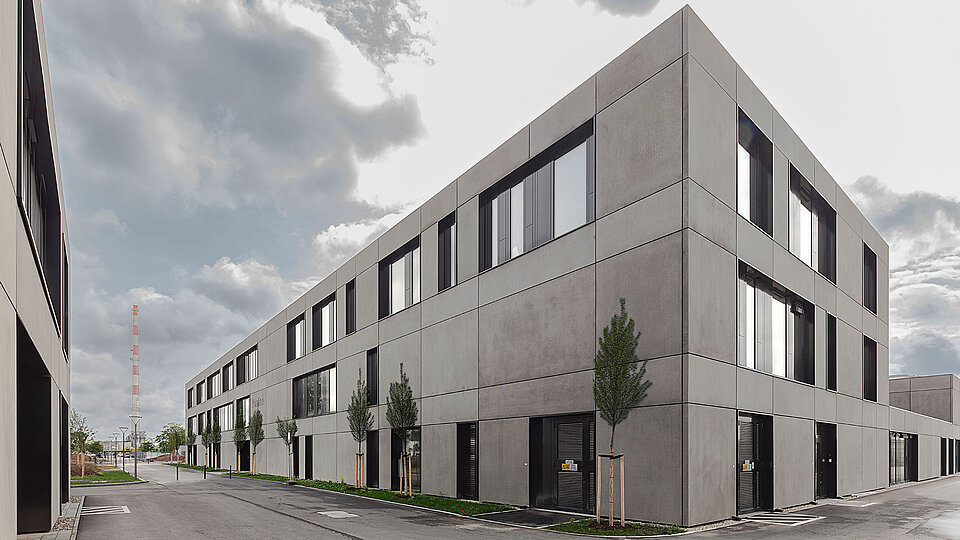 Verwaltungsgebäude eines petrochemischen Industriekomplexes mit Sicherheitskonstruktionen