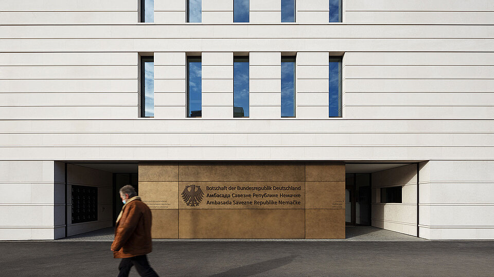 Außenansicht der Deutschen Botschaft in Belgrad mit verstärktem Schutz