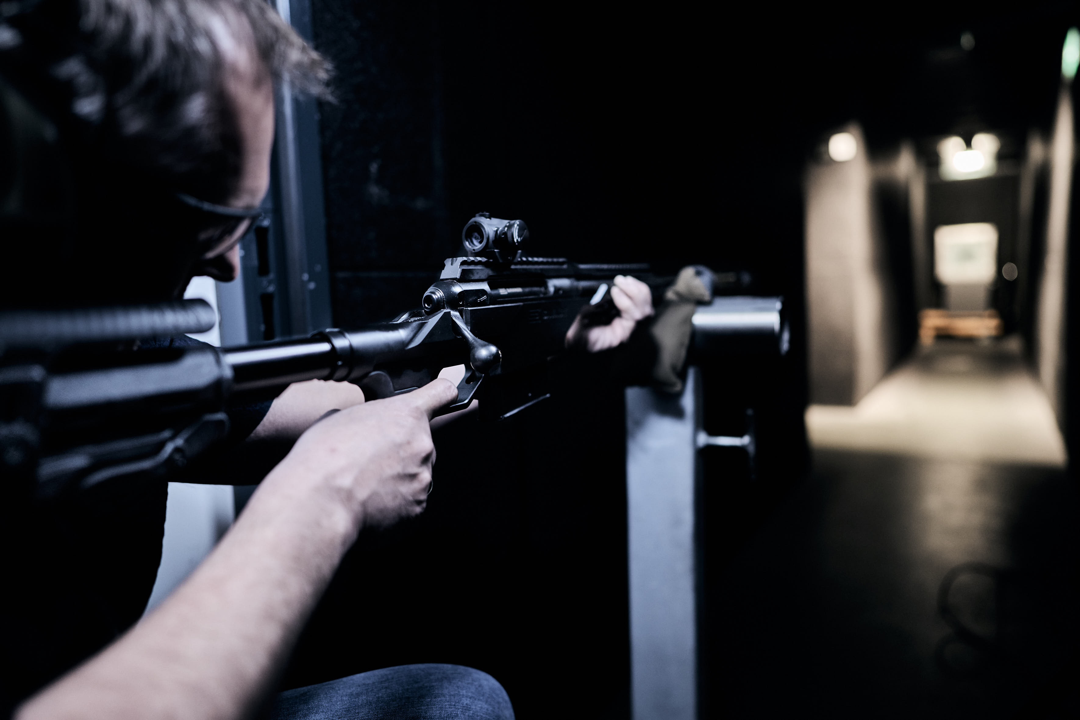 Sälzer Mitarbeiter beim Beschusstest mit Gewehr