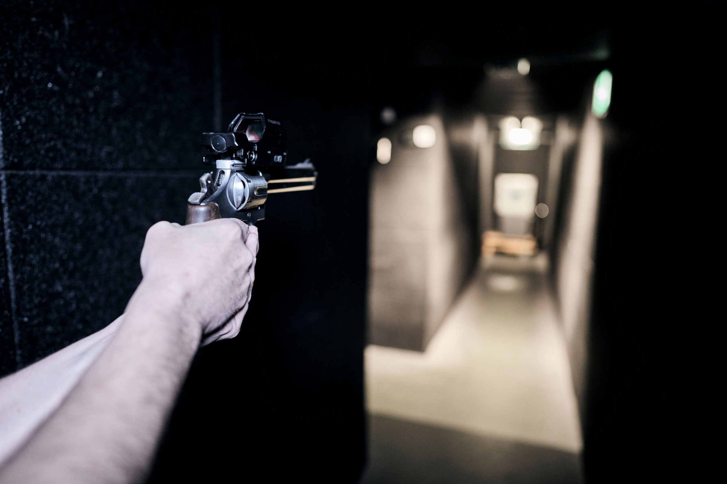 Mitarbeiter beim Beschusstest mit einem Revolver