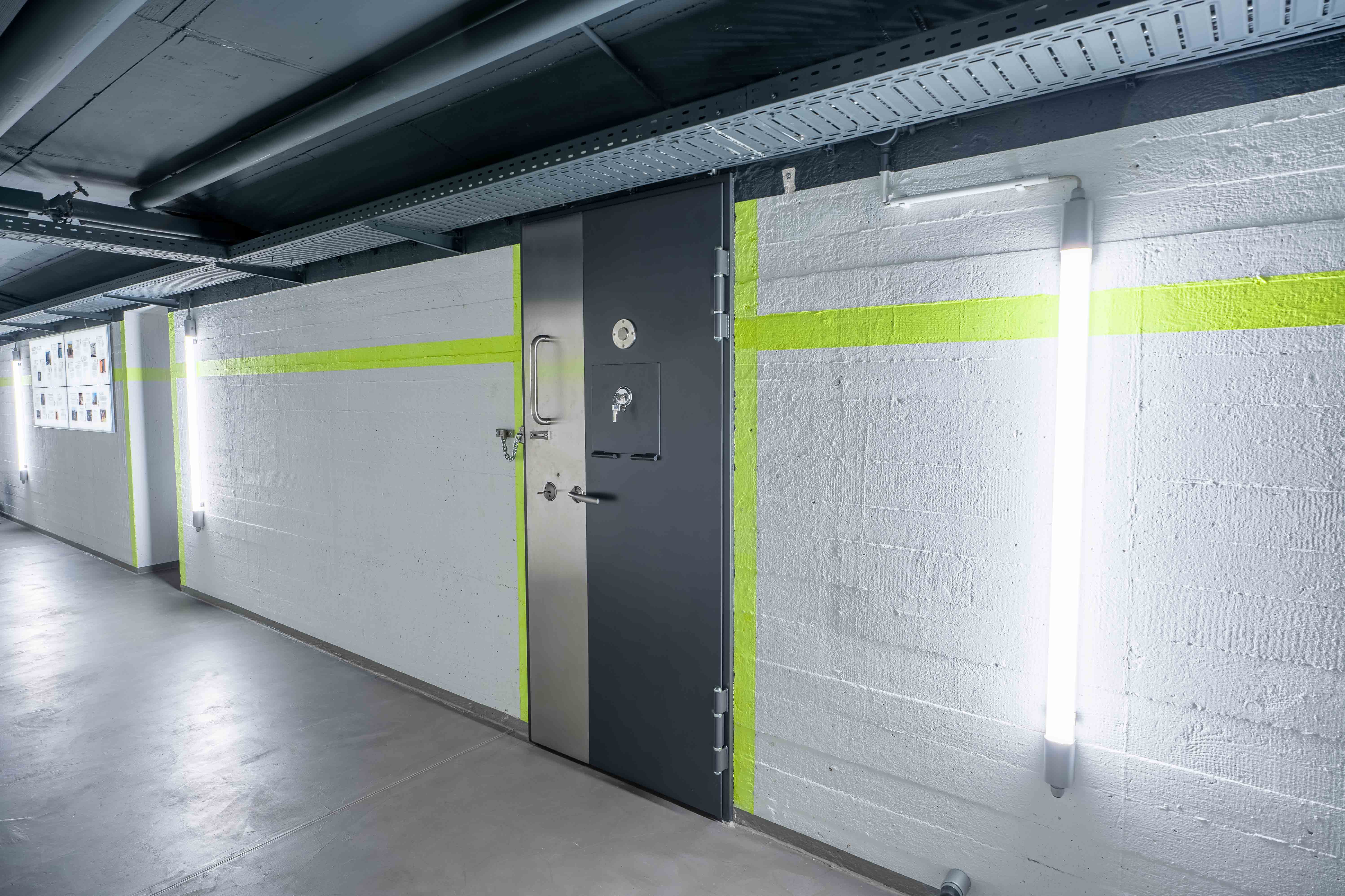 Haftraumtür S4Z, doppelte Stahlblechkonstruktion, geprüft bis RC4